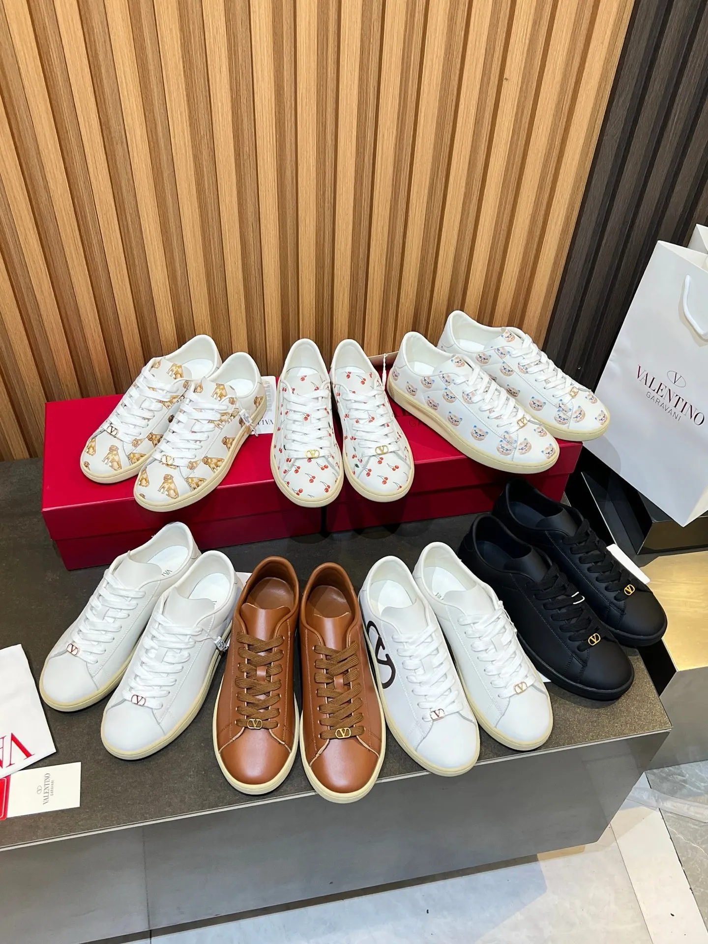 [Valentino] P: 640💰 Couple style, size: women 35-40▪️men 39-44 (45. Customized) Valentino VLTN casual shoes 2025 latest moral training shoes I can't put it down. Seiko details of cowhide sneakers, retro fashion, simple and advanced, casual matching. 1:1 restoration! Top luxury masterpiece, lace-up design, soft and comfortable imported calfskin brings excellent and elegant texture and excellent foot comfort. Top purchasing version upper: imported calfskin surface/original oil edge process + printing process. Inner lining: water-dyed cowhide lining. Outsole: original development 𝐓𝐏𝐔 two-color combination outsole. Packaging: full package with original configuration.